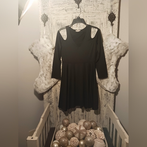 Anself Long Sleeve Cold Shoulder Fit to Flare V-Neck Black Dress - Picture 3 of 11